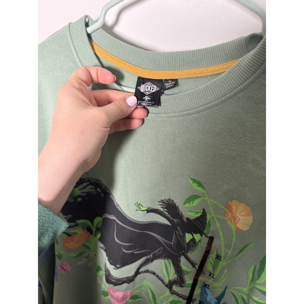 Target Wicked Green Crewneck Graphic Elphaba Sweatshirt NEW Size XL - Picture 3 of 7